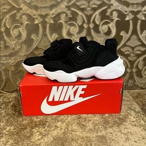 Nike Women’s Aqua Rift BLACK/WHITE 8.5